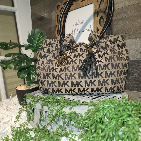 Michael Kors Purse in excellent condition - Picture 7 of 12